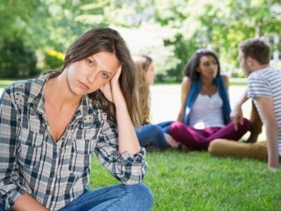 Lonely student feeling excluded on campus at the university Διαχείριση Κοινωνικού Άγχους στην Πράξη | Κύκλος 6 σεμιναρίων ψυχοεκπαίδευσης